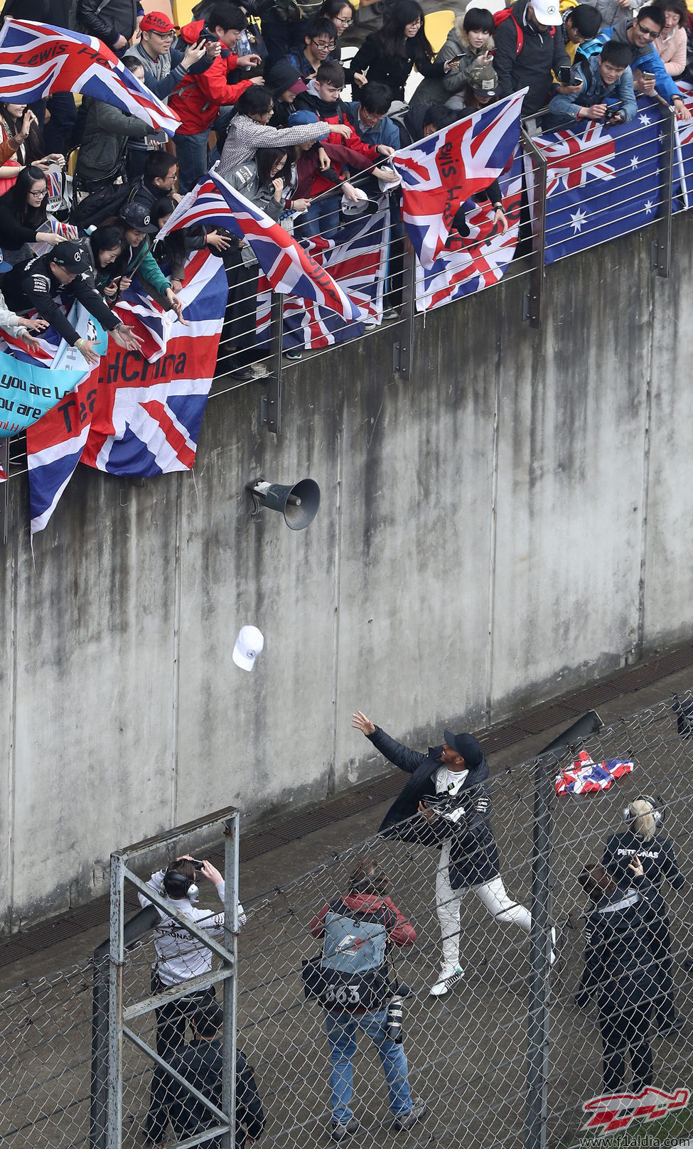 El británico repartió gorras firmadas