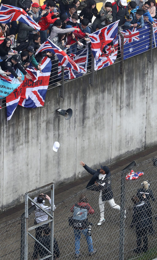 El británico repartió gorras firmadas