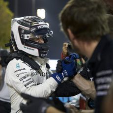 Valtteri Bottas celebra la pole con su equipo