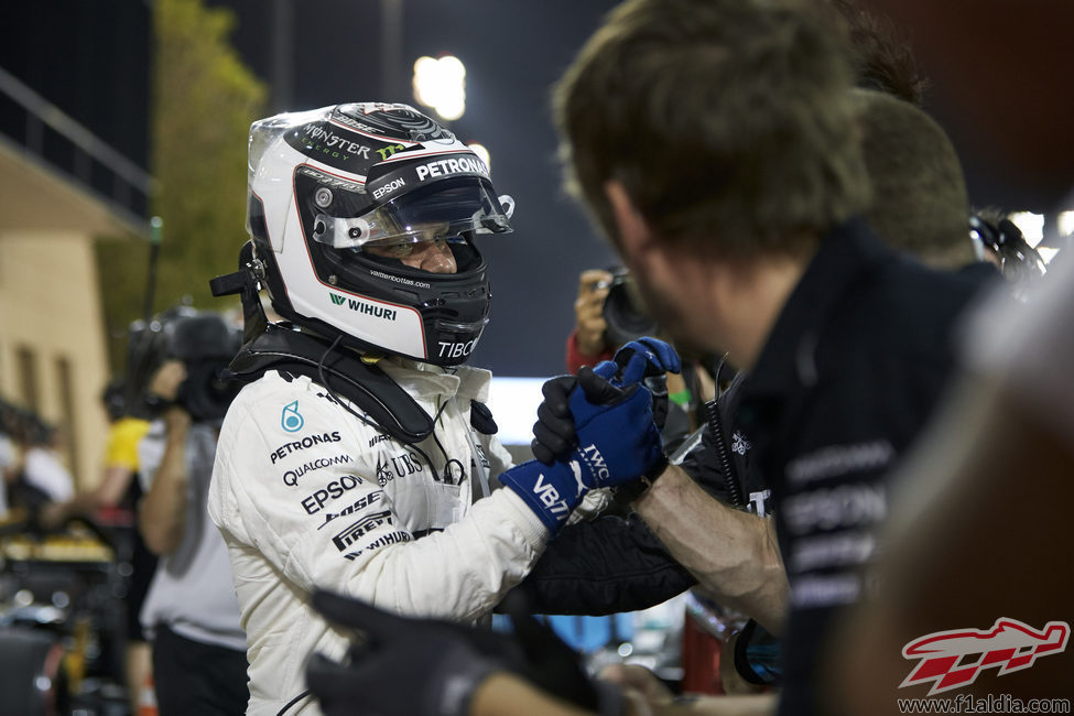 Valtteri Bottas celebra la pole con su equipo
