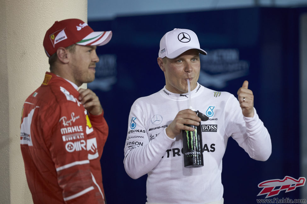 Bottas y Vettel se relajan tras la clasificación