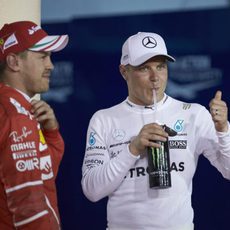 Bottas y Vettel se relajan tras la clasificación