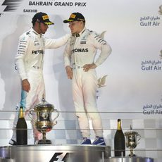 Valtteri Bottas y Lewis Hamilton en el podio de Baréin