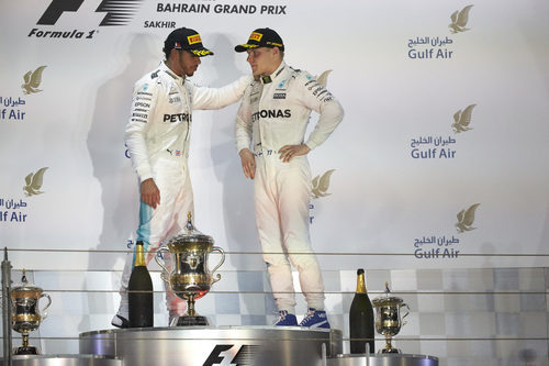 Valtteri Bottas y Lewis Hamilton en el podio de Baréin