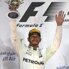 Lewis Hamilton alza el trofeo de segundo clasificado