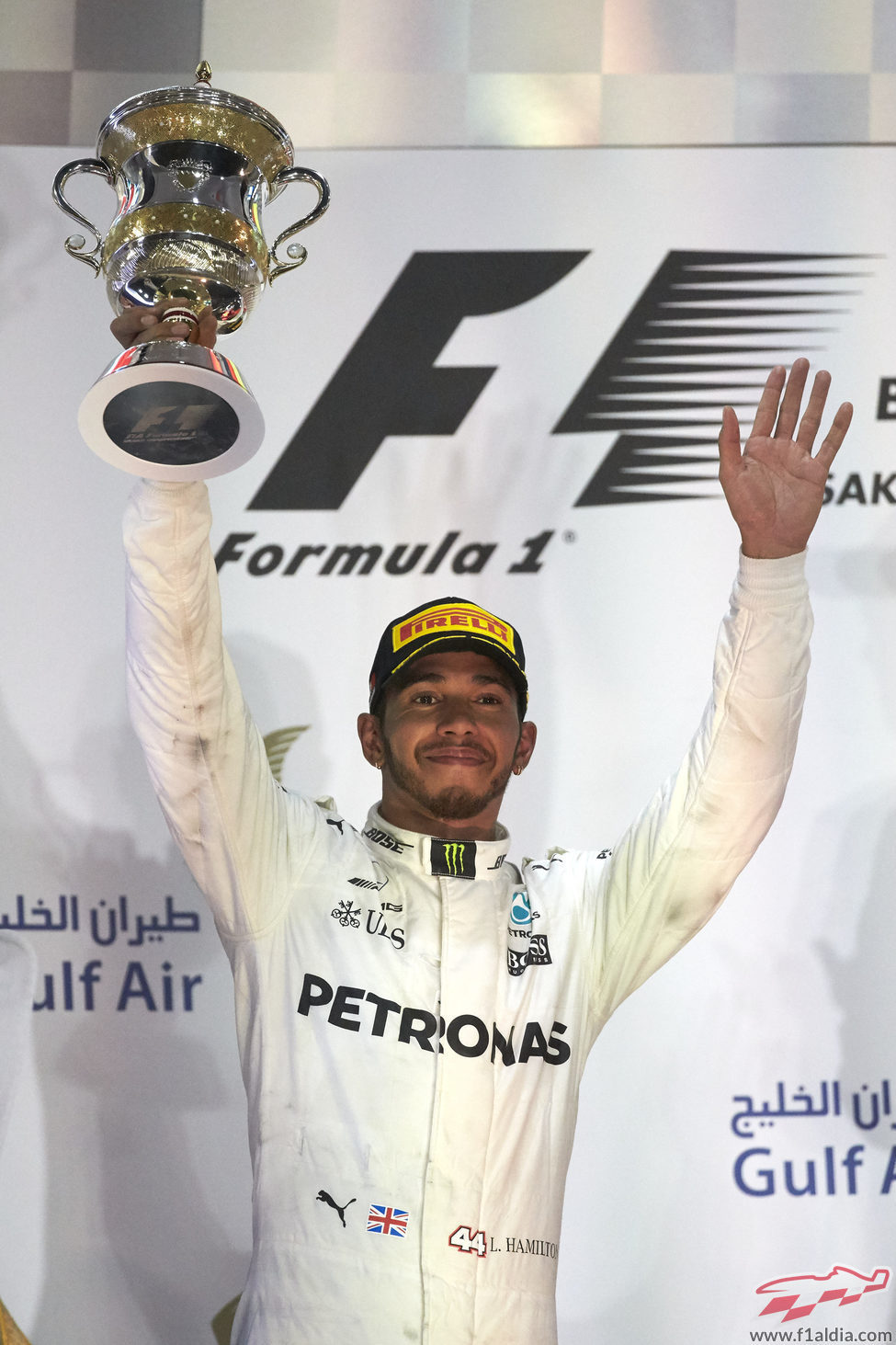 Lewis Hamilton alza el trofeo de segundo clasificado