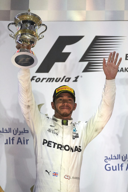 Lewis Hamilton alza el trofeo de segundo clasificado