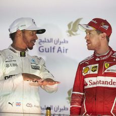 Sebastian Vettel y Lewis Hamilton juntos en el podio en Baréin