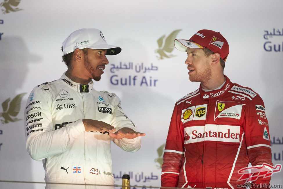 Sebastian Vettel y Lewis Hamilton juntos en el podio en Baréin