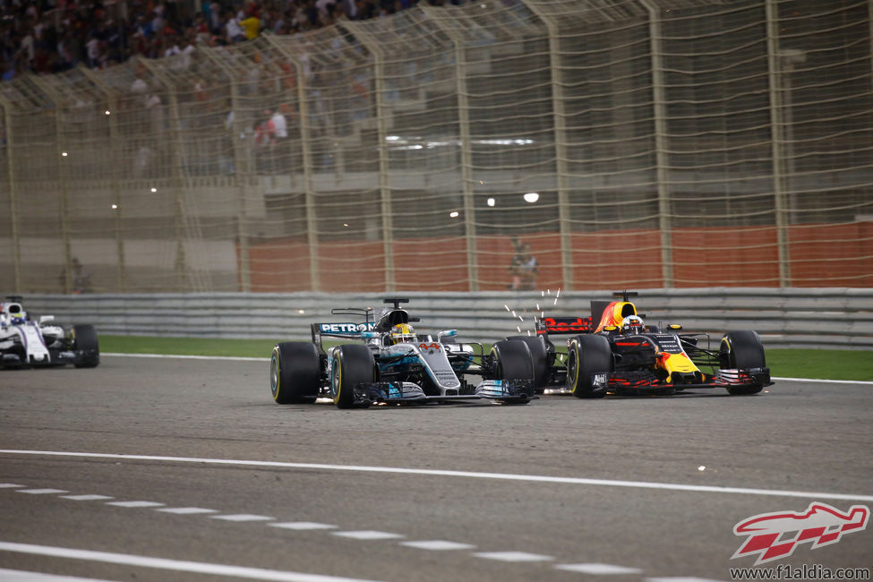 Lewis Hamilton adelanta a Daniel Ricciardo en Baréin