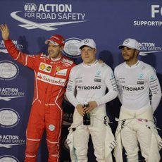 Vettel, Hamilton y Bottas saludan a las gradas en Baréin