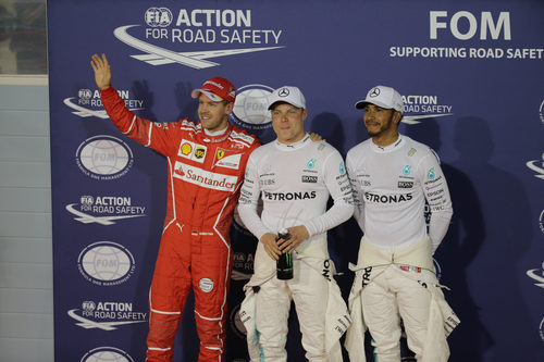 Vettel, Hamilton y Bottas saludan a las gradas en Baréin