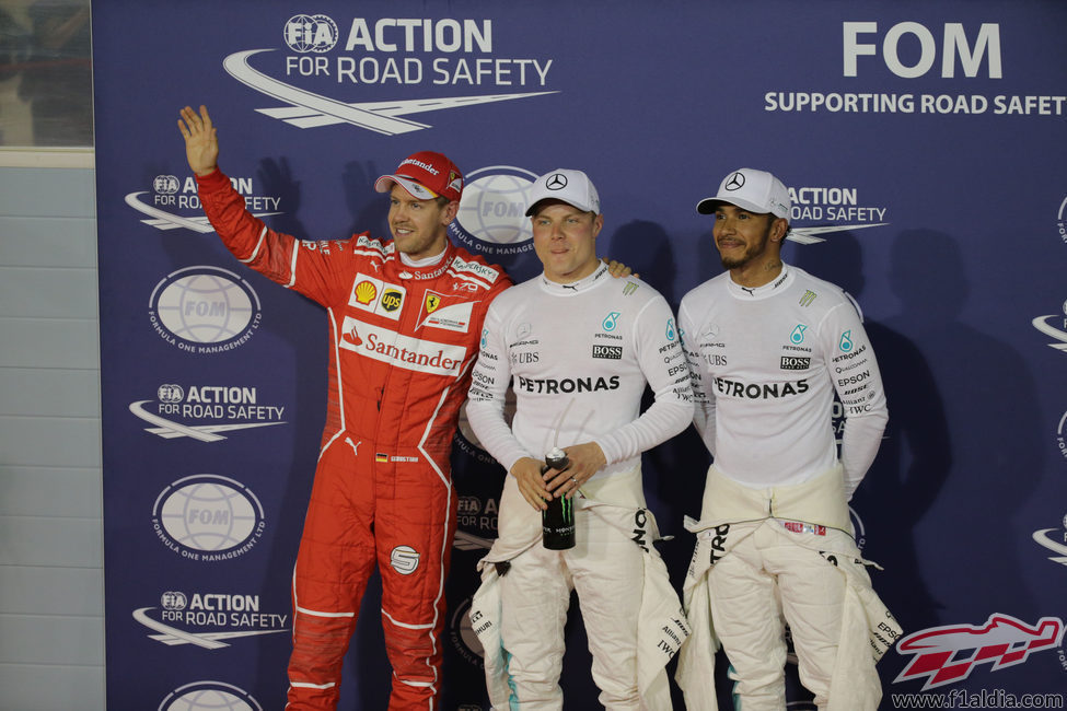 Vettel, Hamilton y Bottas saludan a las gradas en Baréin