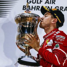 Sebastian Vettel besa contento su trofeo en Sakhir