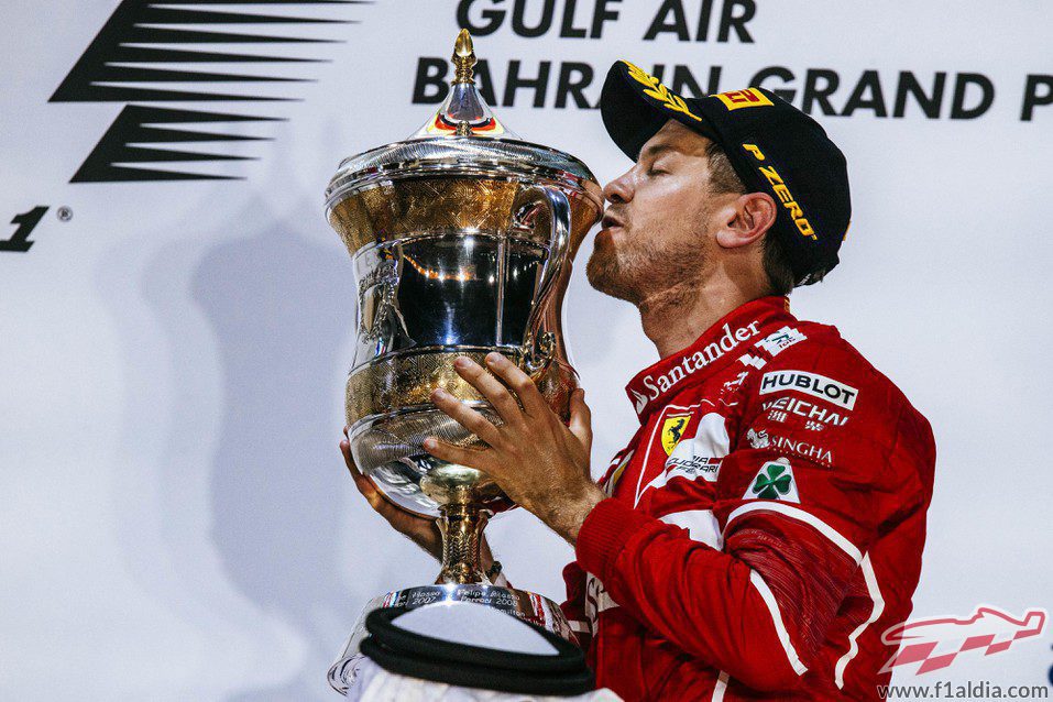 Sebastian Vettel besa contento su trofeo en Sakhir