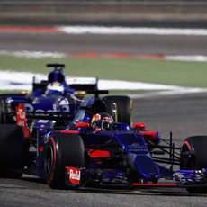 Daniil Kvyat adelanta a Marcus Ericsson para ser 13º