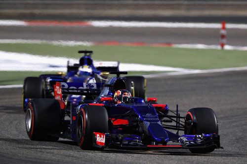 Daniil Kvyat adelanta a Marcus Ericsson para ser 13º