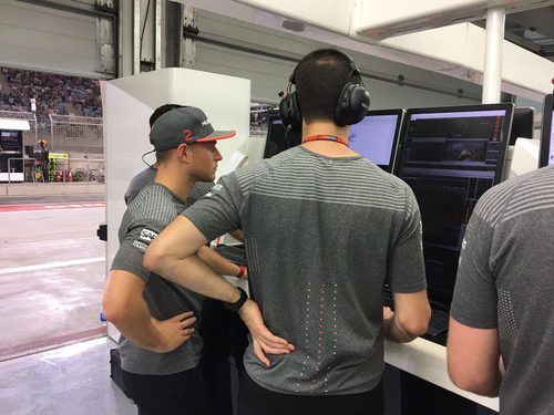 Stoffel Vandoorne animó desde el box durante el GP de Baréin