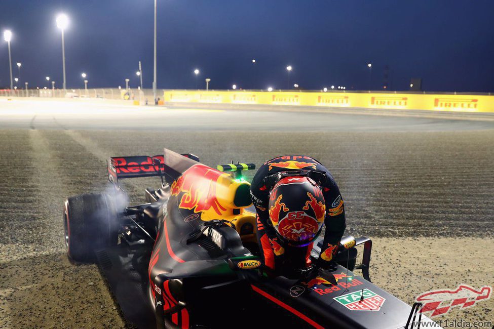 Max Verstappen abandonó en Baréin por problemas de frenos