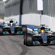 Lewis Hamilton y Valtteri Bottas juntos en pista