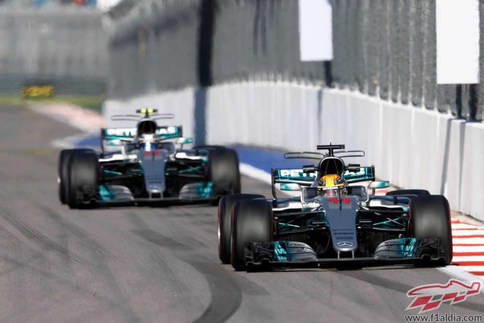 Lewis Hamilton y Valtteri Bottas juntos en pista