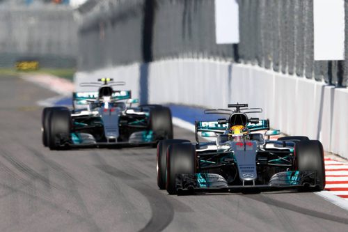 Lewis Hamilton y Valtteri Bottas juntos en pista