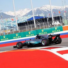 Lewis Hamilton a los mandos del Mercedes en Sochi