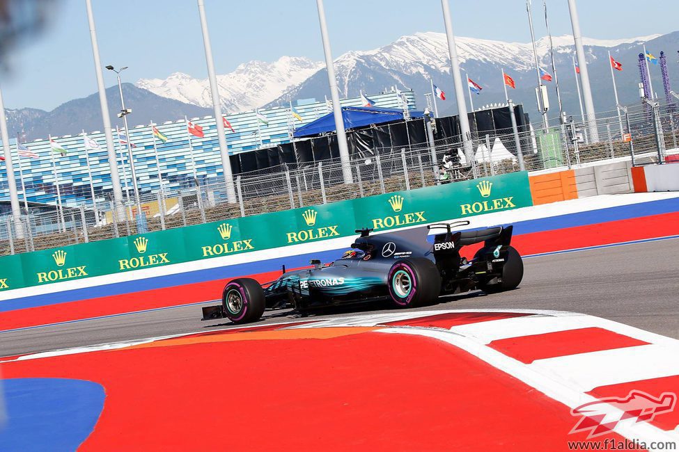 Lewis Hamilton a los mandos del Mercedes en Sochi