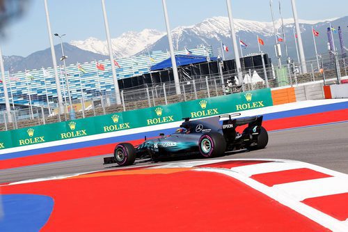 Lewis Hamilton a los mandos del Mercedes en Sochi