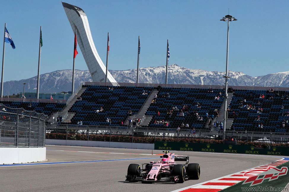 Esteban Ocon conduce el Force India en Sochi