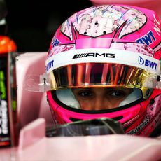 Esteban Ocon se concentra para los entrenamientos