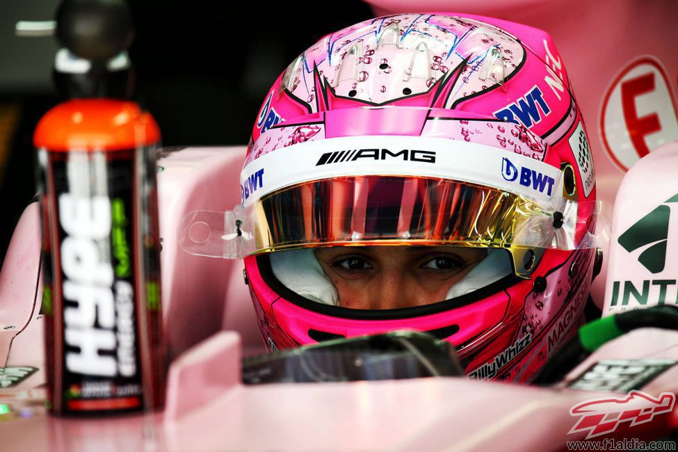 Esteban Ocon se concentra para los entrenamientos