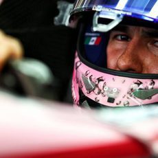 Sergio Pérez sale de boxes a los mandos de su monoplaza