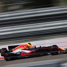 Max Verstappen vuela en el circuito de Sochi con el RB13