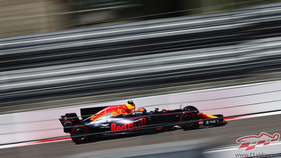 Max Verstappen vuela en el circuito de Sochi con el RB13
