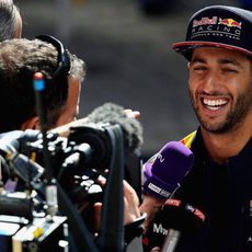 Sonrisa de Daniel Ricciardo ante las cámaras en Sochi
