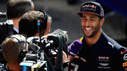 Sonrisa de Daniel Ricciardo ante las cámaras en Sochi