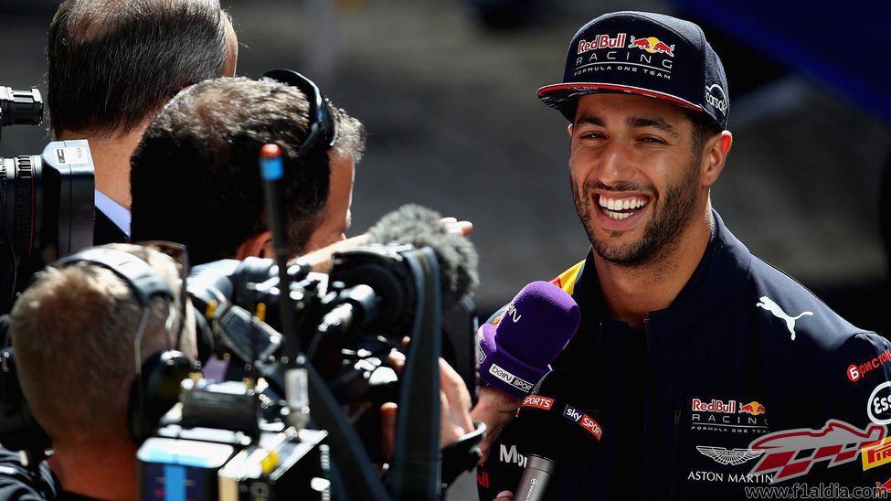 Sonrisa de Daniel Ricciardo ante las cámaras en Sochi