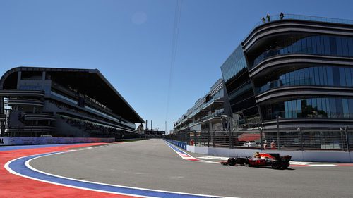 Max Verstappen llega a la última curva de Sochi