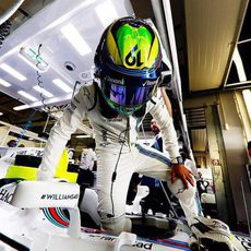 Felipe MAssa se sube al Williams en el box