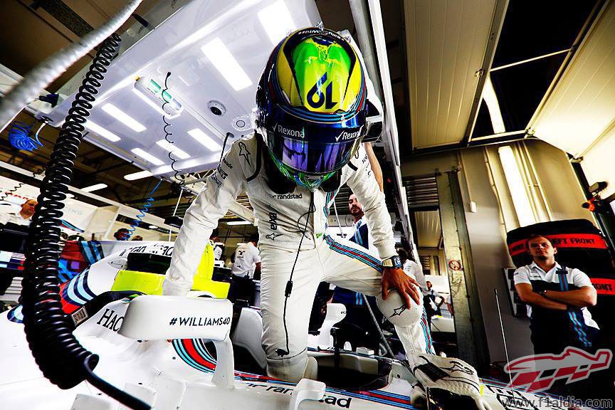 Felipe MAssa se sube al Williams en el box