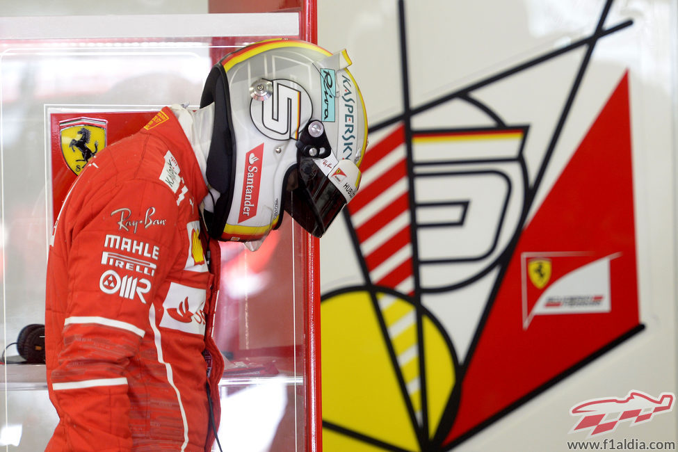 Sebastian Vettel de vuelta al box de Ferrari
