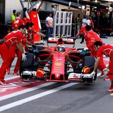 Kimi Räikkönen vuelve al box durante la clasificación