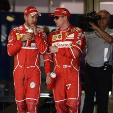 Sebastian Vettel y Kimi Räikkönen charlan tras la clasificación