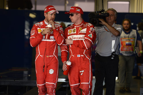 Sebastian Vettel y Kimi Räikkönen charlan tras la clasificación