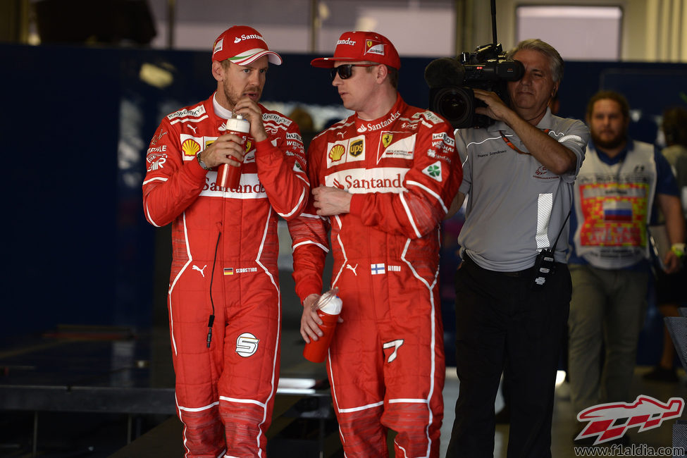 Sebastian Vettel y Kimi Räikkönen charlan tras la clasificación