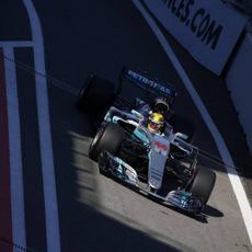 Lewis Hamilton se queda lejos de la pole en Sochi