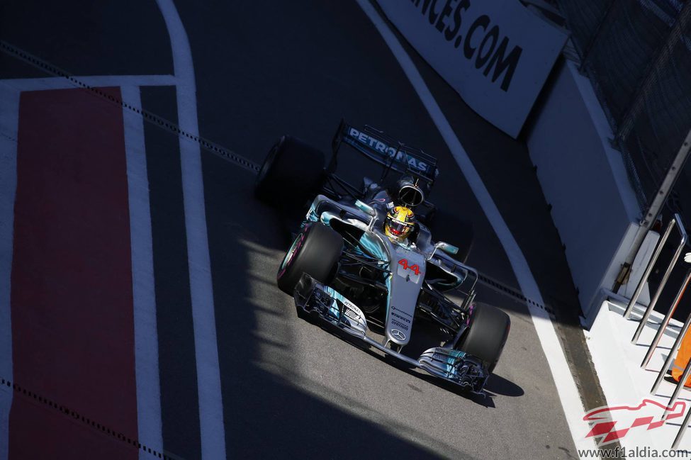 Lewis Hamilton se queda lejos de la pole en Sochi