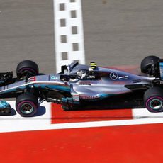 Valtteri Bottas cruza la meta en Sochi