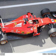 Sebastian Vettel rueda durante los libres en Barcelona